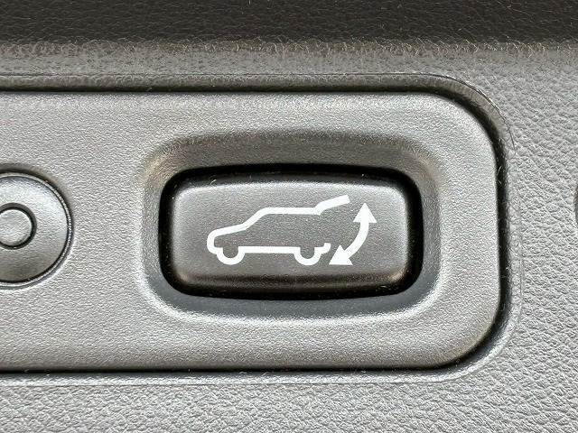【電動リアゲート】ボタンひとつで大きなゲートも簡単に開閉可能です。背の高いSUV、ミニバンにあると嬉しいですね。