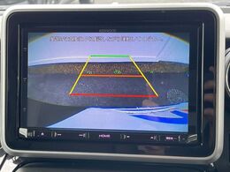 【バックカメラ】駐車時に後方がリアルタイム映像で確認できます。大型商業施設や立体駐車場での駐車時や、夜間のバック時に大活躍！運転スキルに関わらず、今や必須となった装備のひとつです！