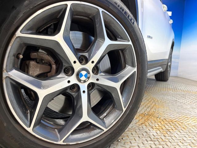 ●純正18インチアルミホイール：輸入車ならではの卓越した走りを支えるホイールと足回りです！日本車の走りに慣れている方にもぜひ体感して頂きたいほど、高いレベルでまとまっています！