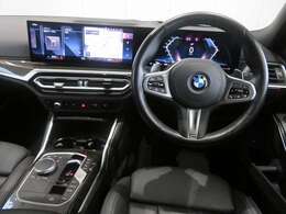 ◆インスツルメントパネルやインテリアトリムなどは、調和しなが洗練された室内を作り上げ、スイッチ類によって、優れた操作性をも実現。ドライバーの視線や動線を考え、人間工学に基づきデザインされています◆