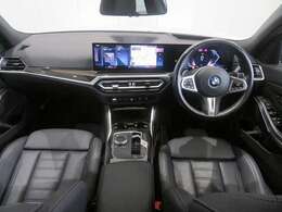 ◆インスツルメントパネルやインテリアトリムなどは、調和しなが洗練された室内を作り上げ、スイッチ類によって、優れた操作性をも実現。ドライバーの視線や動線を考え、人間工学に基づきデザインされています◆