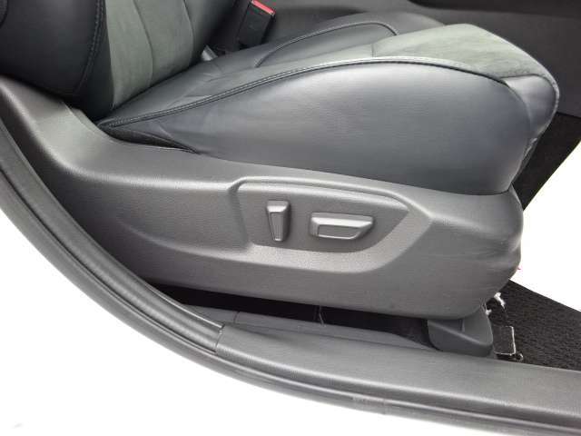 運転席は電動シートリフターが装備しているので高さの調整もできます。