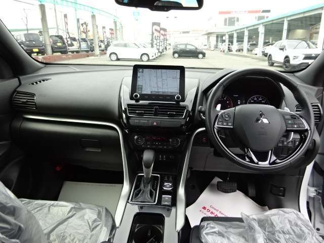 ブラック色を基調として、とても高級感のあるインパネ部です。