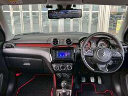 黒を基調とした落ち着いたインテリア廻りです。視界も広いため運転しやすいですよ！