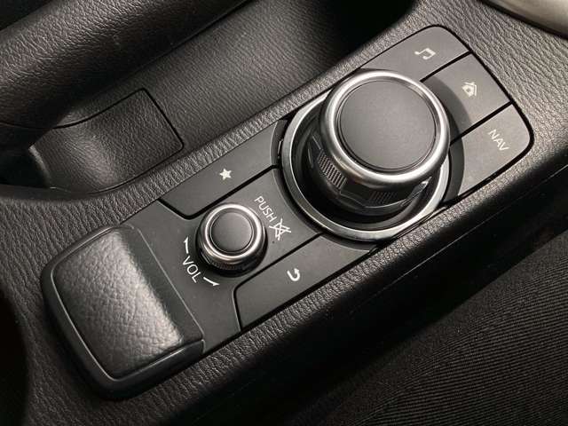 「MAZDAコネクト」コマンダー部　手元を見ることなく操作出来るように左手を自然に降ろした位置に設置。シンプルで使いやすく、機能を覚えやすいボタン配置になっています。