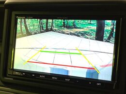 【バックカメラ】駐車時に後方がリアルタイム映像で確認できます。大型商業施設や立体駐車場での駐車時や、夜間のバック時に大活躍！運転スキルに関わらず、今や必須となった装備のひとつです！
