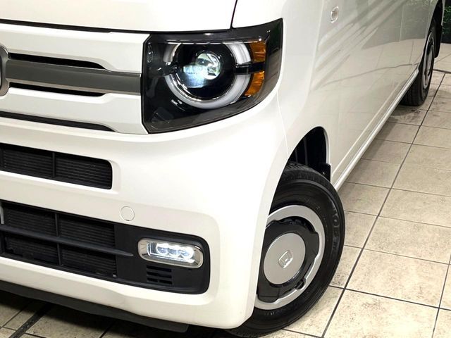 【LEDヘッドライト】悪天候や夜間走行時も良好な視界を確保し安心して運転できる高輝度LEDヘッドライトを装備！点灯速度が早く、消費電力も抑えられています。
