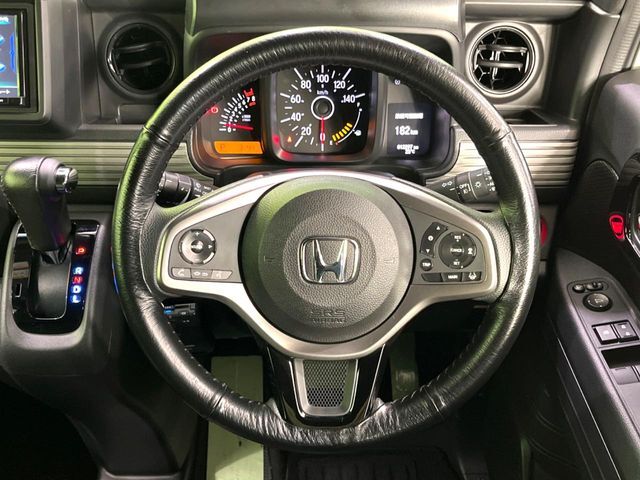 インテリアに合わせたデザインのステアリングは、運転される方のことも考え、運転しやすい形状、大きさです。是非一度、実際に触ってお確かめください。