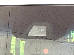 【ホンダセンシング】走行中に前方の車両等を認識し、衝突しそうな時は警報とブレーキで衝突回避と被害軽減をアシスト。より安全にドライブをお楽しみいただけます。