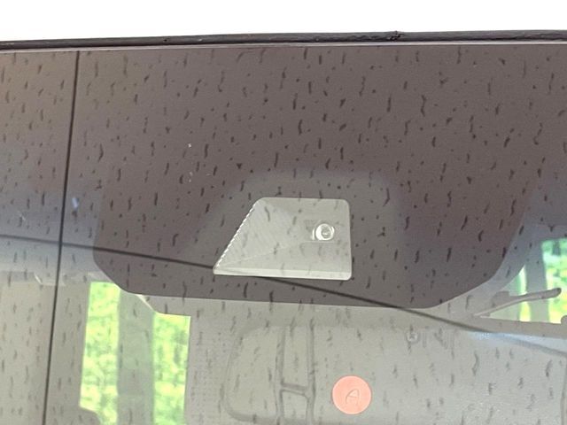 【ホンダセンシング】走行中に前方の車両等を認識し、衝突しそうな時は警報とブレーキで衝突回避と被害軽減をアシスト。より安全にドライブをお楽しみいただけます。