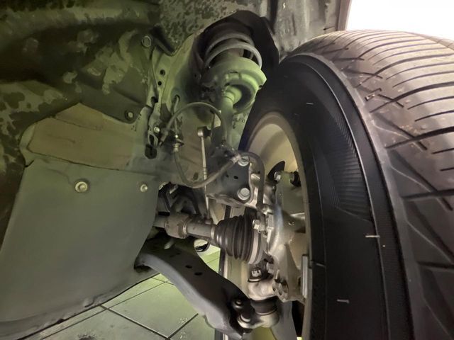 お車を安心してお乗りいただく為には、足回りの定期点検が欠かせません。サービスサポート（有償保証）では無料点検もご提供しており、安心のカーライフをお過ごしいただけるサポート体制が整っています。