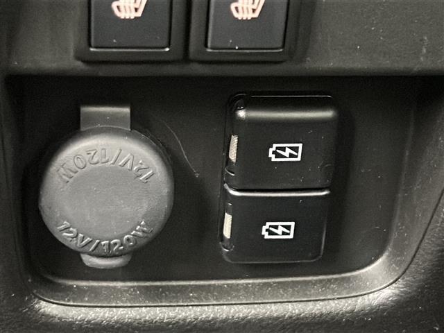 【USB入力端子】USB接続もついていますので携帯などの電子機器の充電にも使えて便利です♪