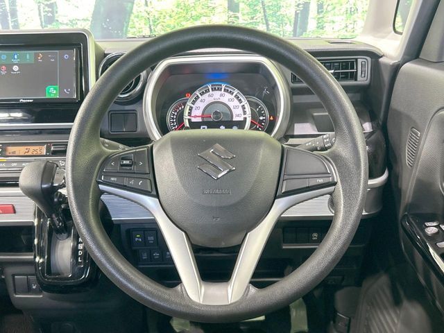 インテリアに合わせたデザインのステアリングは、運転される方のことも考え、運転しやすい形状、大きさです。是非一度、実際に触ってお確かめください。