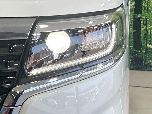 【LEDヘッドライト】悪天候や夜間走行時も良好な視界を確保し安心して運転できる高輝度LEDヘッドライトを装備！点灯速度が早く、消費電力も抑えられています。
