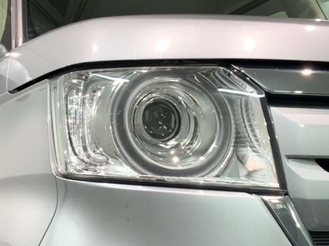LEDヘッドライトは、点灯の瞬間から最大光量を発揮し、突然暗くなるトンネルなどでの安定感を高めます。