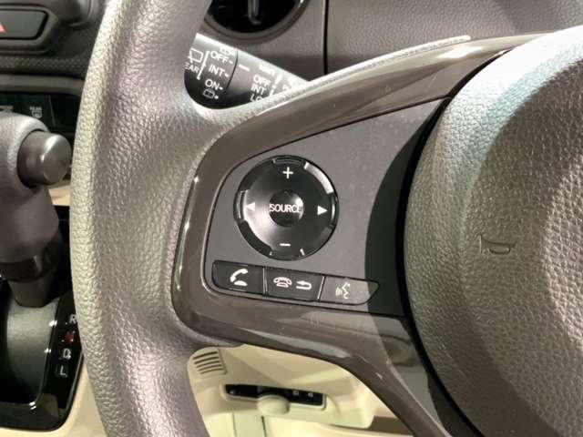 ステアリングにオーディオ操作スイッチが付いています。オーディオ画面に直接タッチしなくても操作が出来ますので、運転に集中できます。