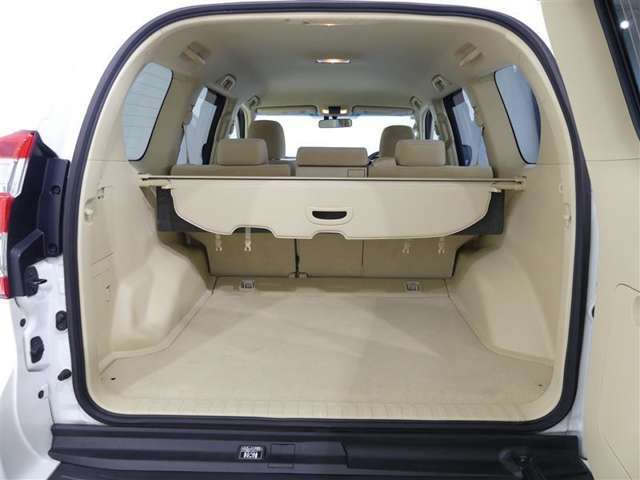 広く開口部の大きいトランクルームは、荷物の出し入れも楽です。トノカバーがあるのでプライバシーも守られますね。