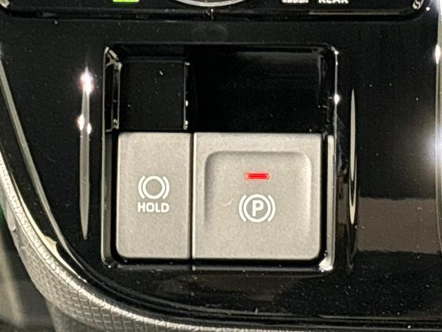 指先だけで簡単に操作が可能な電動パーキングブレーキを採用。「HOLD」スイッチを押すと、渋滞や信号待ちなどでブレーキペダルから足を離しても、ブレーキを保持するので安心です