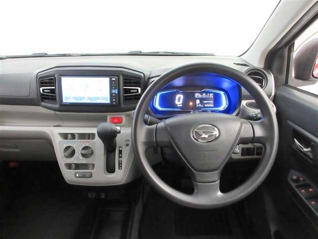 インパネはシンプルなデザイン。運転もしやすそう♪