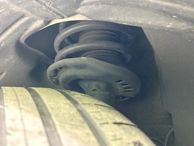 お車を安心してお乗りいただく為には、足回りの定期点検が欠かせません。サービスサポート（有償保証）では無料点検もご提供しており、安心のカーライフをお過ごしいただけるサポート体制が整っています。