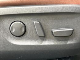 【パワーシート】スイッチ一つで簡単にシートの微調整が可能！電動だから力もいりません！快適なシートポジションにセットして、快適なドライブをお楽しみください。