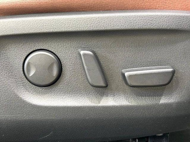 【パワーシート】スイッチ一つで簡単にシートの微調整が可能！電動だから力もいりません！快適なシートポジションにセットして、快適なドライブをお楽しみください。