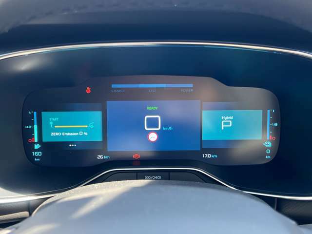 運転席のメーターパネルはデジタルメーターでございます。いくつかディスプレイの変更も可能でございます。