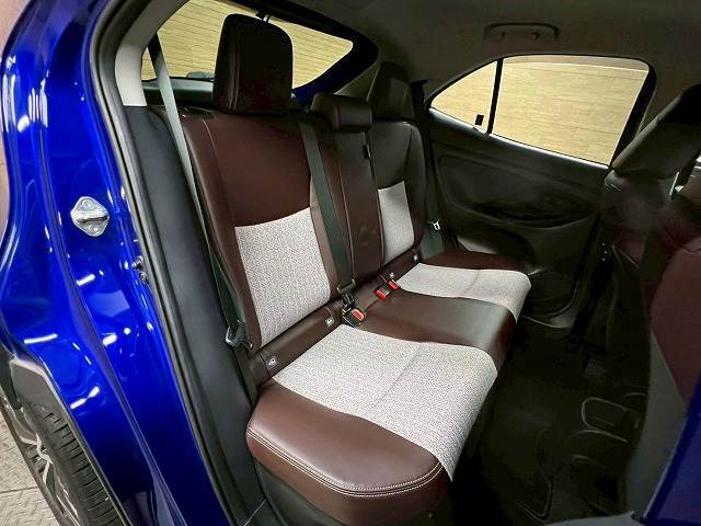 セカンドシートはリクライニング可能でくつろぎの空間。大人二人が乗っても十分なスペースが確保されております