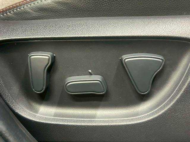 【パワーシート】は細やかな調整ができ、体格を問わずベストポジションがとれ長距離ドライブも快適です。