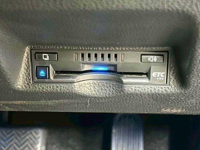 【ビルトインETC】で高速道路もスムーズに乗り降り可能で、ご納車直後からの遠距離ドライブも可能です。