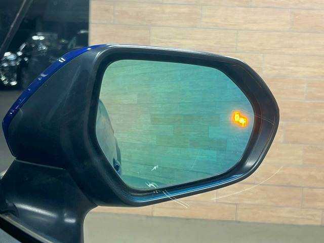 【ブラインドスポットモニター】搭載しております。隣の車線を走る車両をレーダーで検知し、死角エリアの車両の存在をお知らせします。