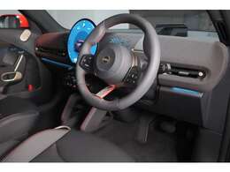 MINI認定中古車は360°チェックリストに従い徹底的にチェック。エンジンやトランスミッションの他、コンピュータシステムなどを詳細に点検。交換基準に達した部品は交換作業後にご納車いたします。