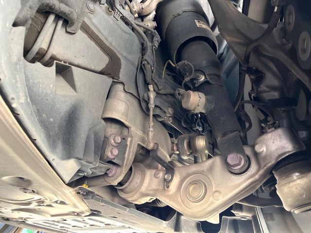 お車を安心してお乗りいただく為には、足回りの定期点検が欠かせません。サービスサポート（有償保証）では無料点検もご提供しており、安心のカーライフをお過ごしいただけるサポート体制が整っています。