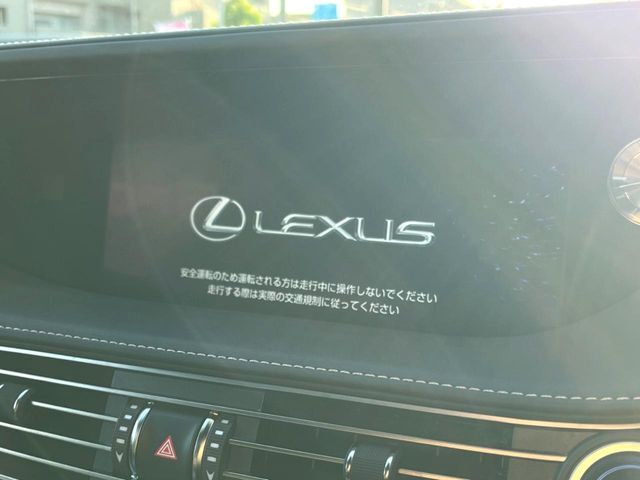 【メーカー純正ナビ】インテリアに溶け込むスタイリッシュな「専用設計」メーカーナビを装備♪視認性や操作性など基本性能にも優れ、より上質なカーライフをお楽しみいただけます。