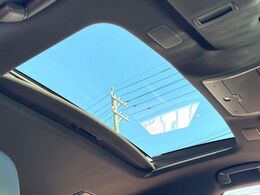 【ムーンルーフ】開放感たっぷりの希少装備、サンルーフが装着されています！車内に明かりを取り入れたり景色を楽しむ以外にも、車内の空気も簡単に換気できて快適です！