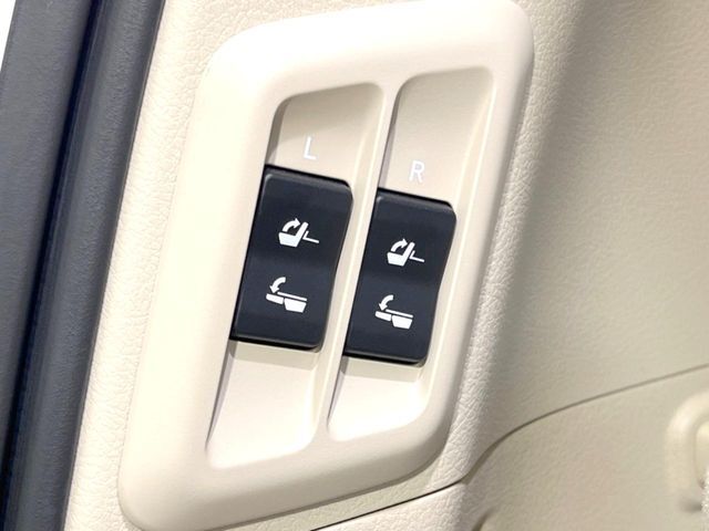 【電動格納サードシート】3列目はスイッチ一つでラクラク収納！荷物が多い時など座席を収納スペースに変更する際も、力は必要ありません！お子様でも簡単に操作していただけます！