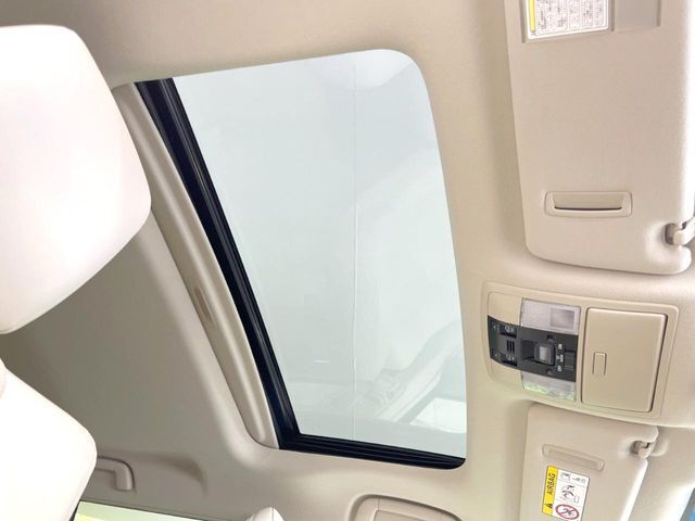 【サンルーフ】開放感たっぷりの希少装備、サンルーフが装着されています！車内に明かりを取り入れたり景色を楽しむ以外にも、車内の空気も簡単に換気できて快適です！
