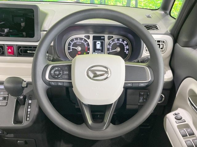 インテリアに合わせたデザインのステアリングは、運転される方のことも考え、運転しやすい形状、大きさです。是非一度、実際に触ってお確かめください。