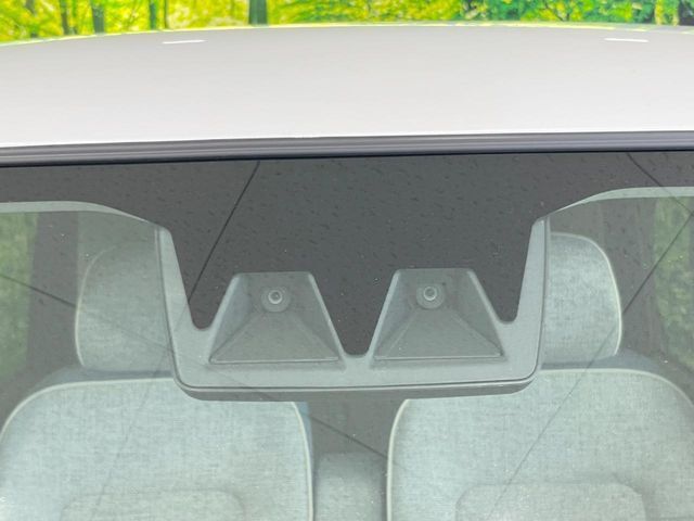 【スマートアシスト】走行中に前方の車両等を認識し、衝突しそうな時は警報とブレーキで衝突回避と被害軽減をアシスト。より安全にドライブをお楽しみいただけます。