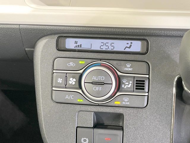 【オートエアコン】一度お好みの温度に設定すれば、車内の温度を検知し風量や温度を自動で調整。暑い…寒い…と何度もスイッチ操作をする必要はありません。快適な車内空間には必須の機能ですね♪