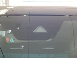 【i-ACTIVESENSE】走行中に前方の車両等を認識し、衝突しそうな時は警報とブレーキで衝突回避と被害軽減をアシスト。より安全にドライブをお楽しみいただけます。