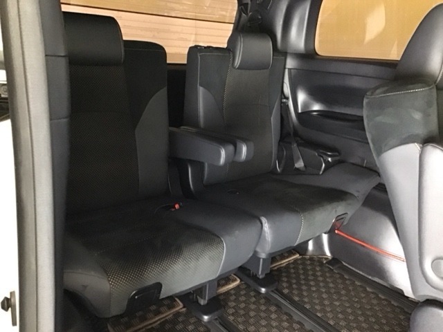 1列目から3列目まで広々大空間です。3列目シートは荷物が多い時や不要な時はアレンジして荷室として使用することが可能で便利に使えます