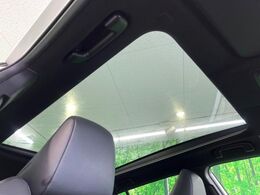 【調光パノラマルーフ】車内の解放感が一気に上がる大型パノラマルーフに調光機能がプラス！日差しが強い時、シェードを閉めなくてもガラスの透明度を調整することで心地よい明るさに♪