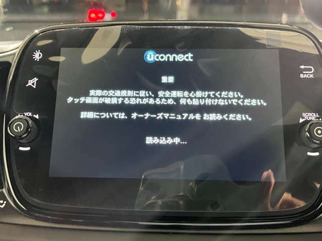 【U-CONNECT】AppleCarplay/AndroidAuto 対応の最新インフォテイメントデバイス「U-CONNECT」。USB接続でスマートフォン上のアイコンをそのまま画面上に投影。タッチパネルで直感的な操作が可能です。