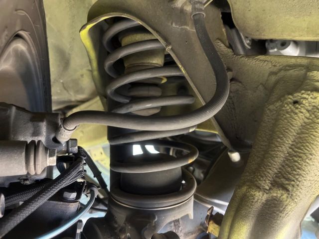 お車を安心してお乗りいただく為には、足回りの定期点検が欠かせません。サービスサポート（有償保証）では無料点検もご提供しており、安心のカーライフをお過ごしいただけるサポート体制が整っています。