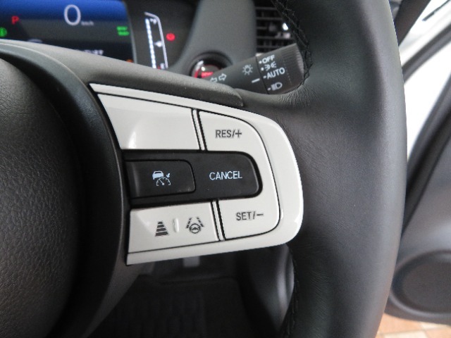 Hondaセンシングの機能のひとつ、アダプティブクルーズコントロール付！アクセルから足を離しても設定したスピードと前車との車間を保ち走行してくれます！車線維持もアシスト☆高速道路で疲労軽減ですね☆