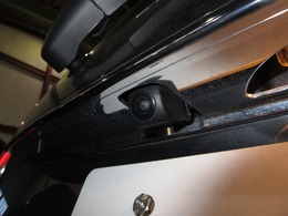 ナビやオーディオは付いていませんが、バックカメラが装着されています。ナビゲーションやバックカメラ対応のディスプレイオーディオを装着すれば後方確認ができます。あると便利な装備です！