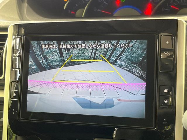 【バックカメラ】駐車時に後方がリアルタイム映像で確認できます。大型商業施設や立体駐車場での駐車時や、夜間のバック時に大活躍！運転スキルに関わらず、今や必須となった装備のひとつです！