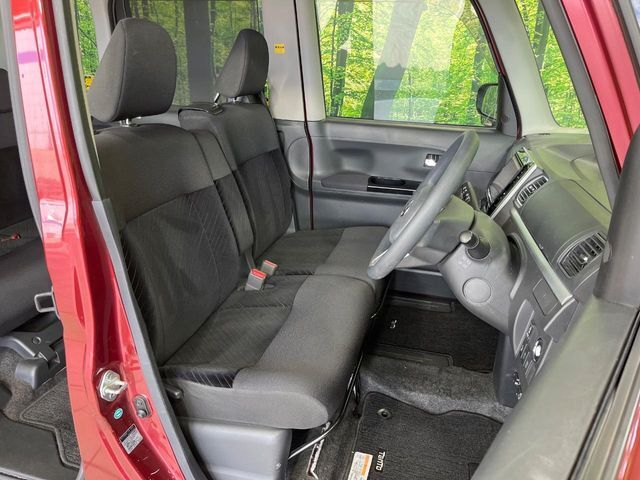 運転席まわりには十分なスペースがあり、大柄な方でもゆったり運転していただける環境です。