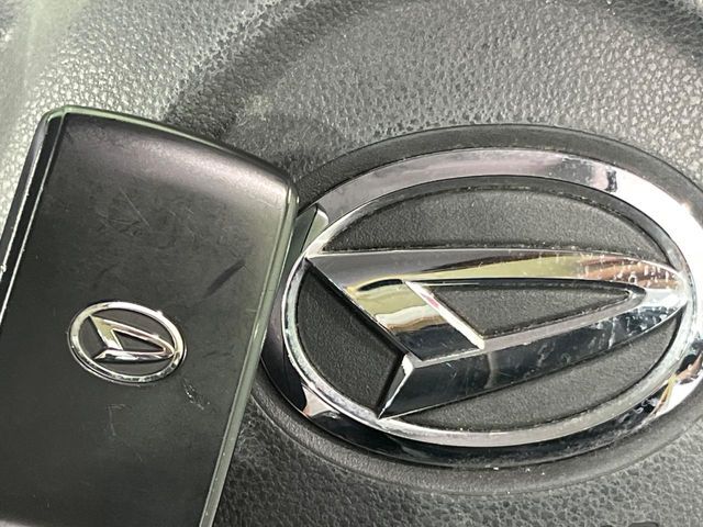 【キーフリーシステム】カバンやポケットに入れたままでもドアの施錠・解錠が可能なスマートキーを装備。エンジンのオン・オフ時もカギを取り出す必要が無いからとっても便利です♪